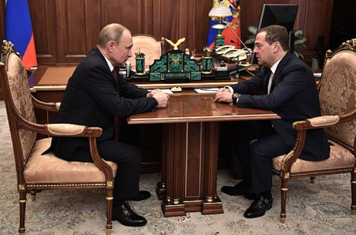 Vladimir Putin e Dmitry Medvedev no encontro em que este apresentou a sua demissão.