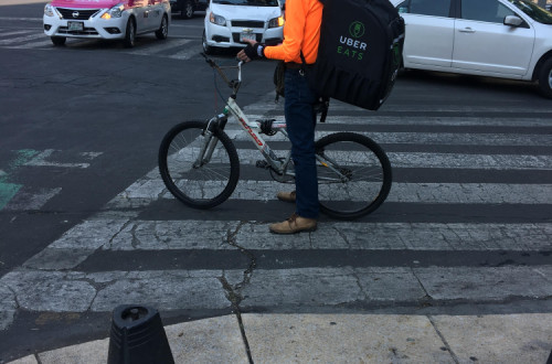 Condutores da Uber Eats lidam com precariedade e poluição na Cidade do México
