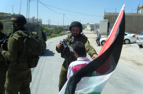 Soldados israelitas numa manifestação palestiniana. Foto de  Palestine Solidarity Project/Flickr.