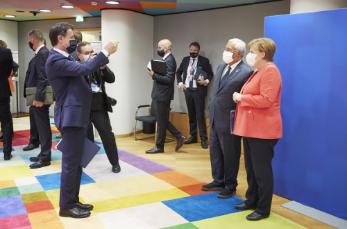 António Costa, Angela Merkel e Giuseppe Conte na reunião do Conselho. Foto: European Council @