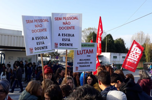Trabalhadores não docentes das escolas em protesto em Leiria. Foto: Sindicato dos Trabalhadores em Funções Públicas e Sociais do Centro.