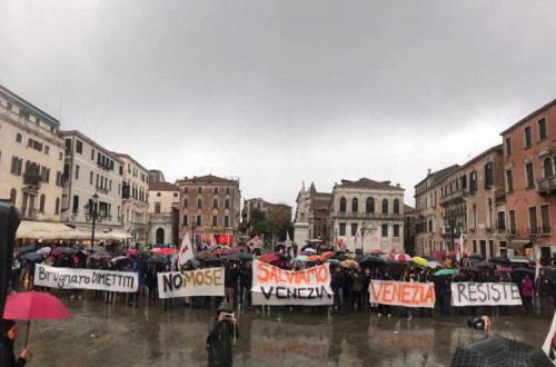 Manifestantes em Veneza pelo ambiente e contra os efeitos da turistificação. Novembro de 2019.