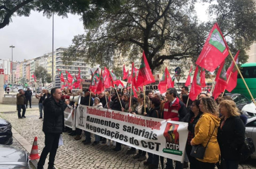 Trabalhadores das escolas em protesto. Foto da FNSTFP.