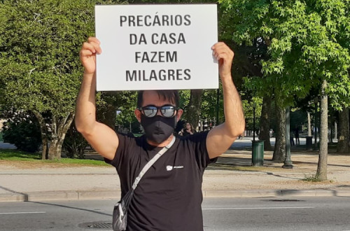 Fotografia no protesto silencioso no dia de reabertura da Casa da Música.Fotografia no protesto silencioso no dia de reabertura da Casa da Música.