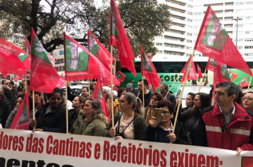 Trabalhadores das cantinas em protesto em 2019. Foto da FESAHT/Facebook.