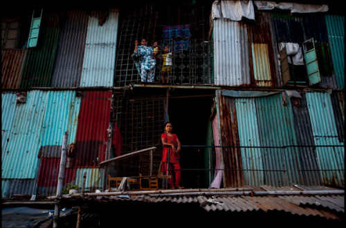 Bairro de lata em Dhaka, no Bangladesh. Foto de Zoriah/Flickr.