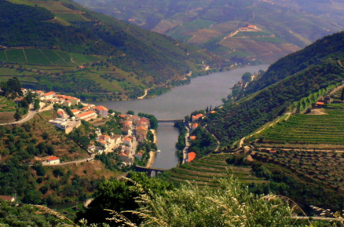 Alto Douro Vinhateiro – foto de Joaomartinho63/wikipedia