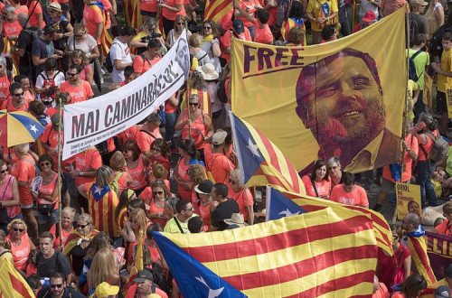 Manifestantes catalães com cartazes a exigir a libertação de Junqueras. Setembro de 2018.