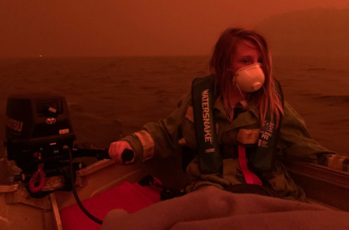 no barco para fugir às chamas