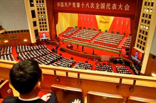 Guarda assistindo à declaração final do 18º Congresso do Partido Comunista Chinês. Beijing, novembro de 2012.