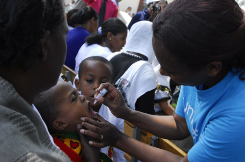 Criança a ser vacinada contra a poliomielite. Foto da Unicef Etiópia/Flickr.