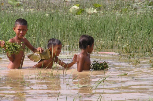 Crianças no Cheung Ek, uma das zonas afetadas pelo projeto de construção. Foto de WorldFish/Flickr.