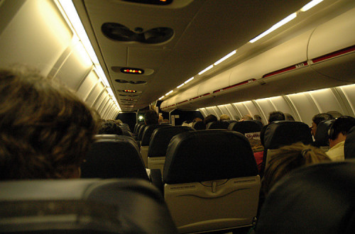 Interior de um avião de passageiros. Foto de Caribb/Flickr.