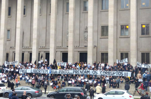 Manifestação em frente ao Tribunal da Relação do Porto