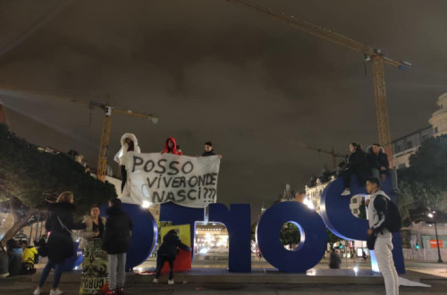 Enquanto expulsavam o deputado municipal do Bloco de Esquerda, os presentes na sala conseguiam ouvir a manifestação de centenas de pessoas em solidariedade com a mulher e filhos despejados na Ribeira. 