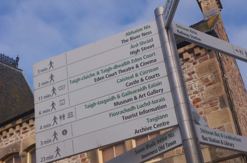 Sinalização bilingue em Inverness, Escócia. Foto de Alex Liivet, Flickr.