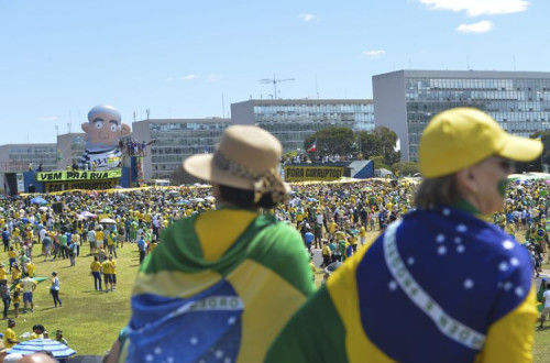Boneco gigante de Lula da Silva preso foi exibido na manifestação de Brasília. Foto de Antonio Cruz, Agência Brasil