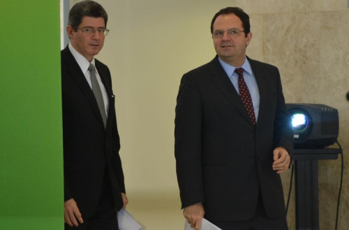 Os ministros Joaquim Levy e Nelson Barbosa anunciam os cortes no Orçamento 2016 (Valter Campanato/Agência Brasil)