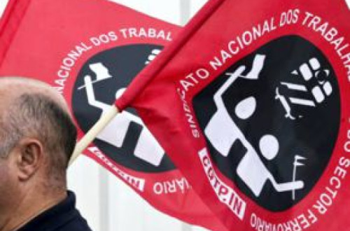 Trabalhadores dos transportes em protesto com bandeiras da Fectrans. Foto da Fectrans/Facebook.