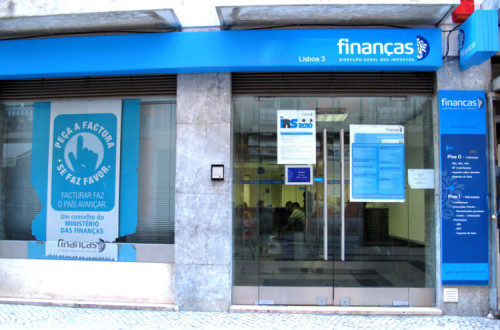 Efeito das limitações às deduções no IRS de 2012 tem efeito contrário ao da sobretaxa de 2011, dizem os fiscalistas da PricewaterhouseCoopers.