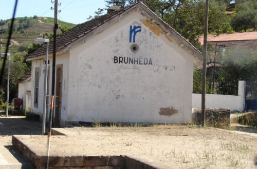 Desde o início de 2017 que a data de reabertura do troço Brunheda-Cachão tem vindo a ser sucessivamente adiada, estando agora pura e simplesmente em suspenso