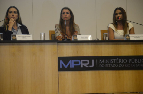 As promotoras de Justiça do Ministério Público do Estado do Rio, Letícia Emili Alqueres Petriz, Simone Sibílio e Carmen Eliza Bastos de Carvalho dão informações sobre a investigação do assassinato de Marielle Franco e Anderson Gomes. Outubro de 2019. Foto de Fernando Frazão/Agência Brasil.
