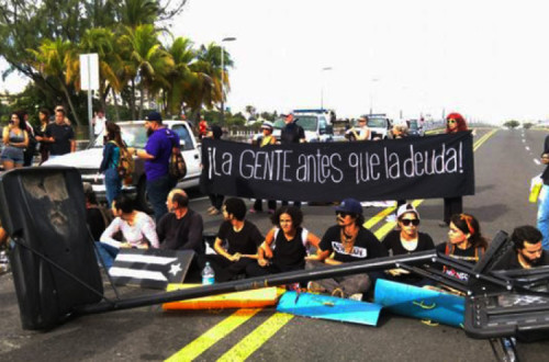 Protesto com faixa "La gente antes que la deuda", Porto Rico