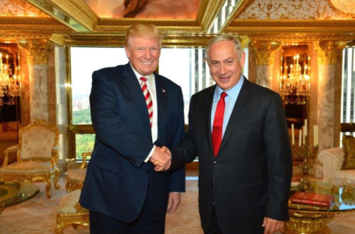 “As relações de Benjamin Netanyahu com os EUA melhorarão muito com uma presidência Trump” – foto de Trump e Netanyahu a apertarem as mãos