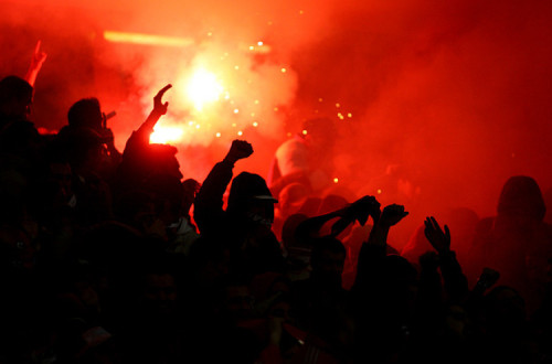 Membros da claque No Name Boys em 2007. Foto de José Goulão/wikimedia commons.