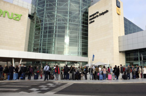 Sitava desafia a ANA a “voluntariar-se” para aumentar os salários. Aeroporto Humberto Delgado - Foto da CGTP