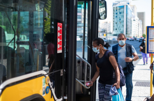 Taxa de transmissibilidade reduz-se com agravamento de medidas de confinamento 