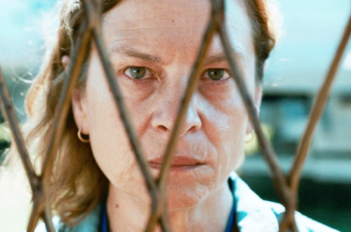 Aida, personagem interpretada por Jasna Djurićić no filme “Quo Vadis, Aida?” da realizadora  Jasmila Žbanić – Foto de contretemps.eu 