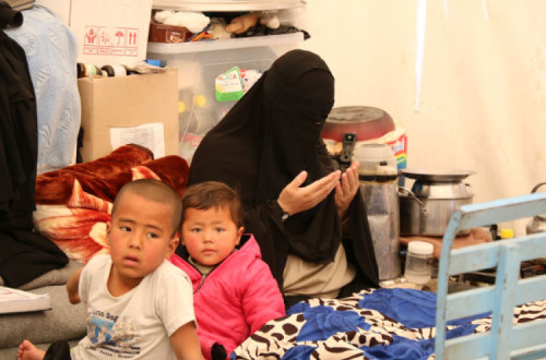 Familiares de combatentes do Estado Islâmico no Campo de Al Hol, no Curdistão sírio. Neste campo também já há notícia de tentativas de rebelião. Em Abril de 2019, o campo albergava cerca de 70 mil pessoas e entre elas estavam muitos estrangeiros. Se o "barril de pólvora" já era perceptível, agora não é difícil imaginar como será. Foto: José Manuel Rosendo