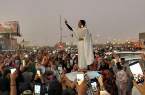 A ativista sudanesa Alaa Salah numa manifestação em abril de 2019. Foto de Lana H. Haroun/Wikipedia