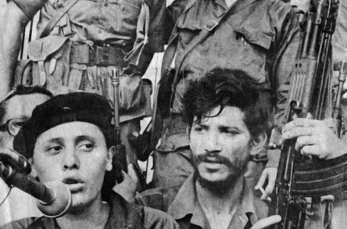 Dirigentes sandinistas: Atrás, de pé, Daniel Ortega e Tomás Borge. À frente, de cócoras, Dora María Téllez e Omar Cabezas.