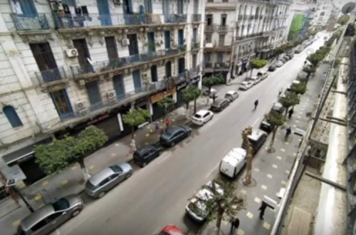 As ruas de Argel que eram palco de manifestações de centenas de milhares de pessoas agora estão desertas.