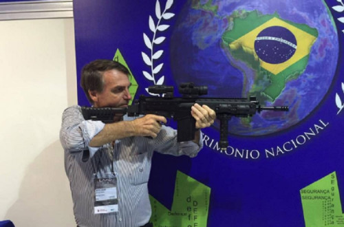 Bolsonaro exibe uma arma. Foto de Rede Brasil Atual.