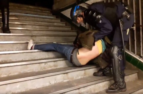 Manifestante feminista arrastada pela polícia. Paris, sete de março de 2020.