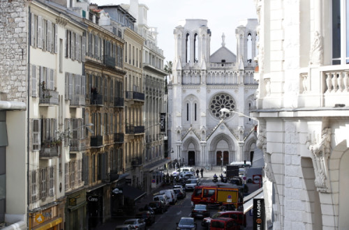 Polícias franceses junto à igreja de Notre Dame em Nice, França, em 29 de outubro de 2020, após um ataque com faca – Foto de Sebastien Nogier/Epa/Lusa
