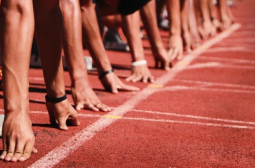 Se as restantes modalidades não tiverem acesso aos mesmos apoios que o desporto milionário, viverão eternamente numa corrida desproporcional, no qual o futebol arranca a 100m da meta e os outros desportos a 42km - Foto de desportotransmontano.com