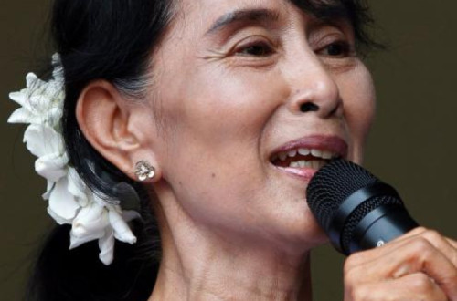 Aung San Suu Kyi em 2012, quando recebeu o prémio Novel da Paz. Foto de Barbara Walton/EPA.