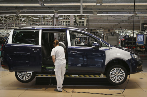 trabalhadora, carro, linha de montagem, autoeuropa