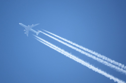 “O aquecimento climático total causado pela aviação é 3 vezes superior ao efeito do CO2 por si só, devido à formação de rastros de condensação".