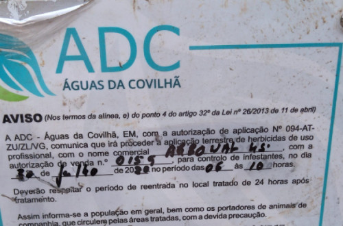 Como se pode ver nesta imagem, a Água da Covilhã está a aplicar o herbicida Arbonal 45, que é um químico que contém o produto cancerígeno glifosato