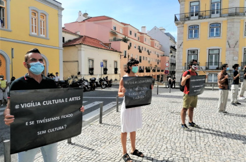 Protesto em frente à Assembleia da República. Fotografia de Fabíola Cardoso