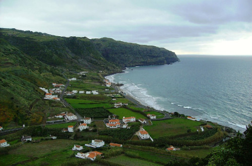 Baía da Praia Formosa, Almagreira, concelho da Vila do Porto, Ilha de Santa Maria (Açores), Portugal - foto de Carlos Luis M C da Cruz/domínio público,  https://commons.wikimedia.org/w/index.php?curid=4016113 