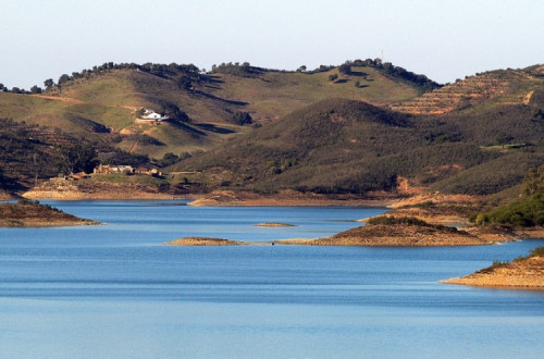 Barragem de Santa Clara, Odemira, Alentejo, 6 de fevereiro de 2008 – Foto de Guy Moll/flickr, disponível em wikipedia.pt 
