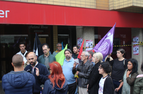 Iniciativa do Bloco em frente ao Santander, em Matosinhos.