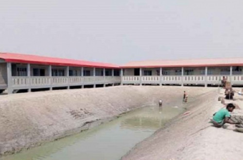 Instalações na ilha de Bhasar Chan funcionam como uma prisão. 