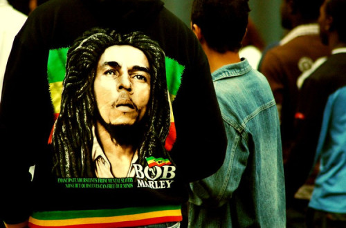 Bob Marley, foto estampada numa t-shirt – imagem de mdemon/flickr, is licensed under CC BY-SA 2.0 